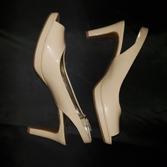 Etienne Aigner Cream Slingback 3" Heels Size 10 - Picture 2 of 8